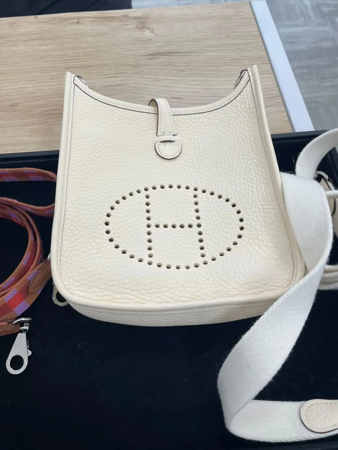 エルメスを代表するショルダーバッグ「エヴリン」のミニサイズ（...